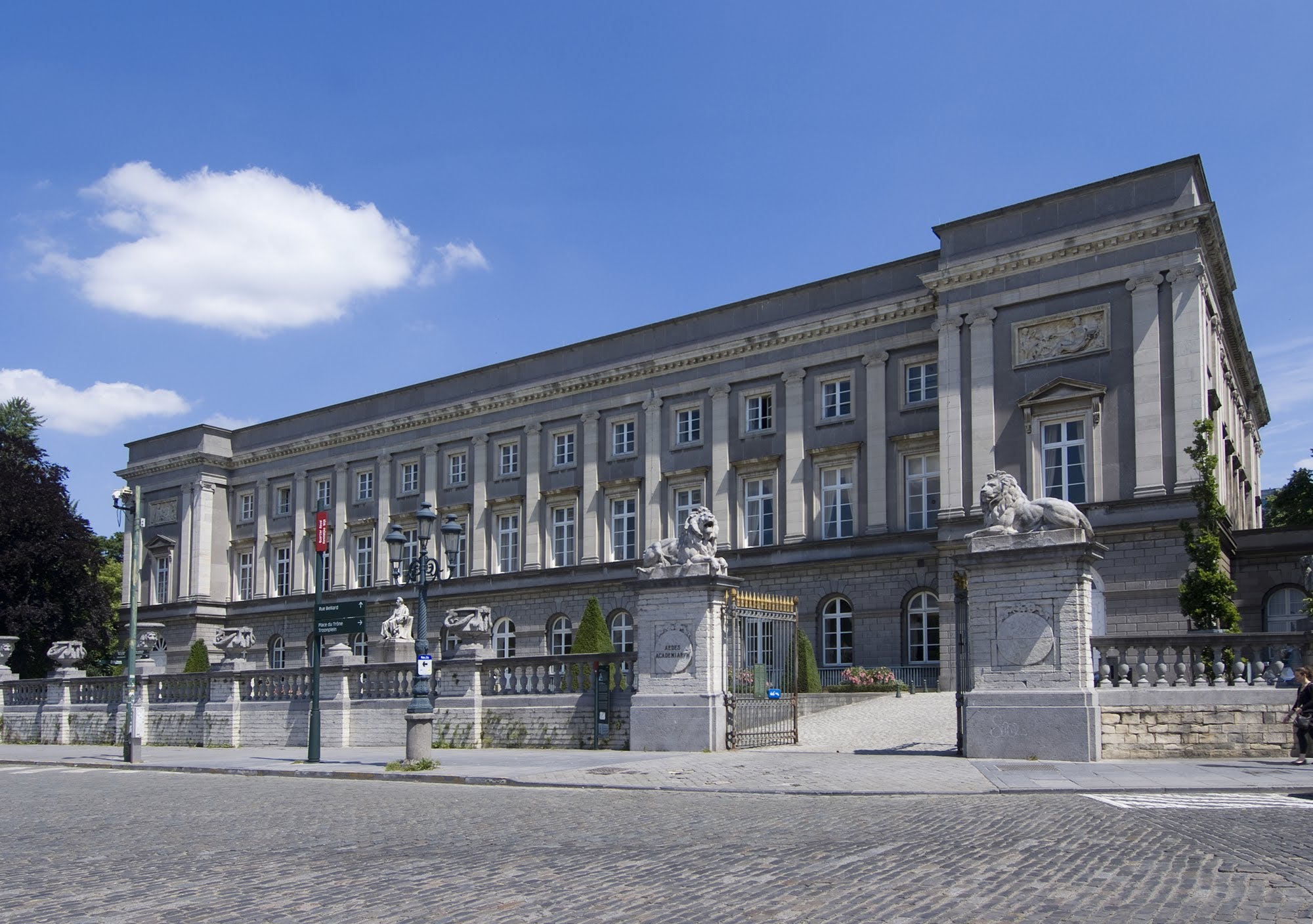 L academie des. Королевская Академия наук Швеции. Брюссель Académie Royale des beaux-Arts de Bruxelles. Королевская Академия изящных искусств Сан-Фернандо.